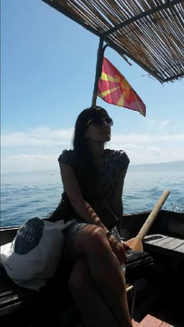 Kolejna moja wizyta w Ochrydzie skutkowała przejażdżką łódką po jeziorze. Łódką, która jak i wszelkie inne możliwe miejsca, przyozdobiona była macedońską flagą.