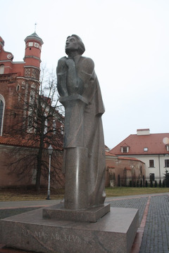 Pomnik Adama Mickiewicza dłuta Jakubonisa był pierwszym monumentem wieszcza, jaki po latach prób udało się odsłonić w Wilnie.
