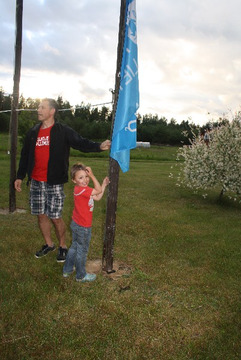Pierwszy dzień obozu w Labanoras, malowniczej miejscowości wśród lasów i jezior. Najmłodszy z uczestników zawiesza flagę SOS Vaiku Kaimas.