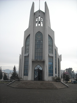 Wizyta w jedynym w Gurii kościele katolickim założonym parę lat temu przez Francuzów. Dominującą religią w Gruzji jest prawosławie.