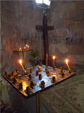 Świeczki zapalane przez wiernych podczas modlitwy w cerkwi. Tradycją jest całowanie ikon lub całowanie dłoni, którą następnie dotyka się ikony.