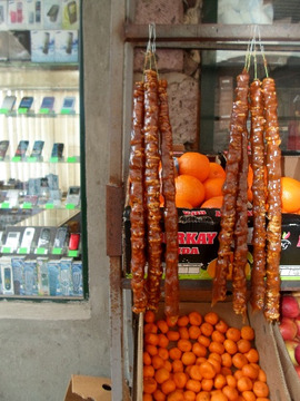 Przez trzy dni zwiedzałyśmy drugie pod względem wielkości miasto, Gyumri. Na bazarze owoce i ormiańska wersja słodkiej gruzińskiej czurczcheli.