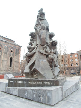 Pomnik w centrum Gyumrii poświęcony ofiarom trzęsienia Ziemii z 1988 roku.