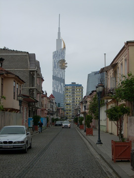 Ulice w Batumi. W głębi wieża uniwersytetu.