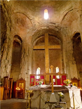 Wnętrze cerkwi niedaleko Mtskhety. Większość Gruzinów deklaruje przynależność do Gruzińskiego Kościóła Prawosławnego.