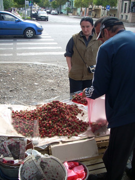 Sprzedawca truskawek na jednej z ulic w Batumi.