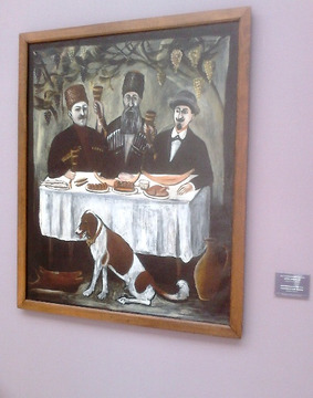 „Biesiada trzech dobrze urodzonych”, obraz Niko Pirosmanaszwili (1862–1916), gruzińskiego malarza- prymitywisty, samouka. Jest to najbardziej znany gruziński malarz, doceniony (jak to często bywa) dopiero po śmierci. Za życia przymierający głodem, płacący