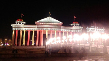 A tu też podświetlone, w kolory macedońskiej flagi Muzeum Archeologiczne. Jeszcze nieczynne, a jakże pełne życia!