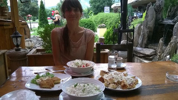 Lokalne restauracje, nazywane tutaj „kafanami”, oferują tanie i smaczne posiłki, na które (od czasu do czasu) stać nawet wolontariusza! Często słyszę również pytanie, czy wegetarianie w Macedonii mają ciężkie życie. Moim zdaniem nie! Restauracje i kafany