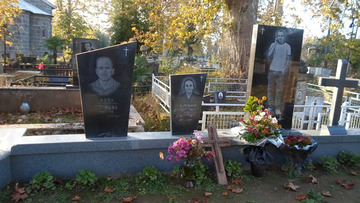 2 listopada. Zaskoczyła nas specyfika gruzińskich cmentarzy - realistyczne wizerunki zmarłych i szklanki. W rocznicę śmierci Gruzini spotykają się i wznoszą winem toasty za tych, którzy odeszli.