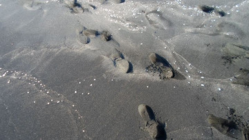 Ureki – wyjątkowo niekamienista jak na Gruzję plaża. Ten ciemny piasek jest podobno magnetyczny i pozytywnie wpływa na układ krążenia. Sprawdziłyśmy czekamy na efekty.