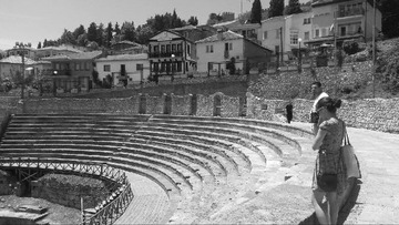 U stóp twierdzy wart odwiedzenia jest antyczny teatr wzniesiony ok. 2000 lat temu. W czasie Imperium Rzymskiego na terenie teatru odbywały się walki gladiatorów, a później także egzekucje chrześcijan, dlatego miejsce nie cieszy się dobrą sławą wśród autoc