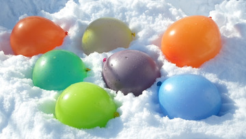 Napełniliśmy więc balony kolorową wodą, gdy mróz zrobił swoje nasze podwórko wypełniło się barwnymi lodowymi kulami.