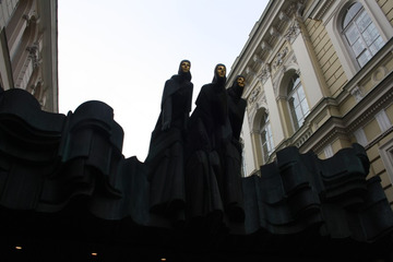 Płaczki na fasadzie Teatru Narodowego