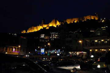 Tbilisi nocą. Tym razem udało się zwiedzić stolicę Gruzji po zmroku. Panorama zachwyca zarówno za dnia, jak i nocą. Widok na Stare Miasto