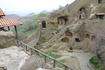 Monastyr Dawid Garedżi.  Jest to kompleks monastyrów położonych w Kachetii we wschodniej Gruzji, na półpustynnych stokach góry Garedża. Część kompleksu znajduje się w rejonie Agstafa, na terenie Azerbejdżanu.