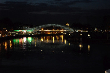 Tbilisi nocą. Tym razem udało się zwiedzić stolicę Gruzji po zmroku. Panorama zachwyca zarówno za dnia, jak i nocą. Widok na most.