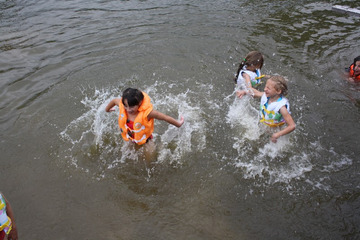 Dla ochłody hop do wody! Nic nie sprawia większej radości jak pluskanie się w wodzie, zwłaszcza podczas słonecznej pogody.
