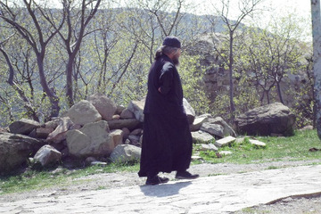 Dlatego też David Garedża jest tematem sporu między władzami gruzińskimi i azerbejdżańskimi. Dziś monastyr zamieszkuje zaledwie kilkunastu mnichów.