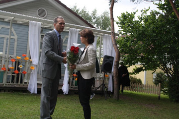 Dyrektor SOS Vaiku Kaimas – Audrius Natkevičius – przyjmuje urodzinowe podziękowania.