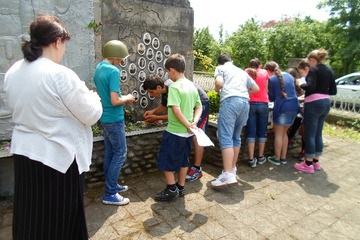 Gra „Ofiary II Wojny Światowej”, odbywająca się przy memoriale obok cmentarza, sprawiła najwięcej trudności. Na uczestników czekały cztery miski z różnymi ziarnami. Każde ziarno odpowiadało jakiejś liczbie ofiar danej grupy: Gruzini, Polacy, Żydzi, świat.