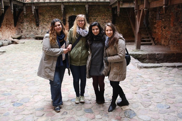 Fabijoniskes girls. Na dziedzińcu zamku ze współlokatorkami. Po lewej Anna z Grecji, Stephanie z Austrii, Tereza z Armenii.