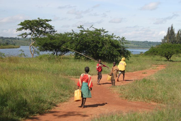 Żółte kanistry na wodę to charakterytystyczny znak Rwandy. Dzieci noszą wodę nawet z odległości 5 km.