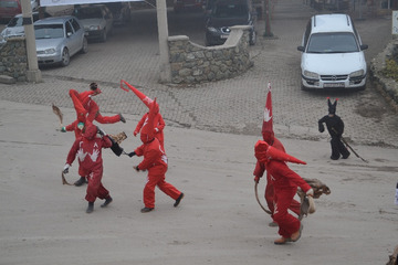 Te czerwone stwory to główni bohaterowie karnawału w Vevcani, miasteczku położonym na południowym zachodzie Macedonii. Mieszkańcy i przyjezdni świętują według dawnego kalendarza nadejście Nowego Roku z 13 na 14 stycznia. Tego roku i ja miałam okazję uczes