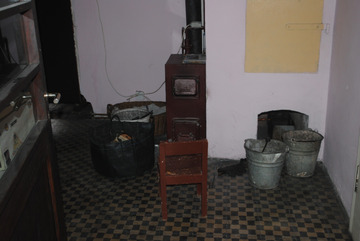 Tutaj ogrzewana jest woda, część domu oraz kuchnia, w której grzeje się woda na ciepłe kąpiele w misce