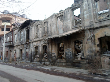 Ruiny zniszczonych budynków straszą w centrum miasta.