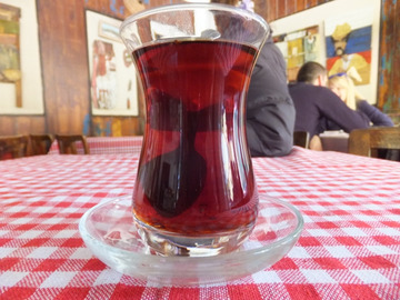 Pierwszy turski caj (wym. czaj) – bardzo mocna czarna herbata podawana w specyficznie ukształtowanych szklaneczkach.