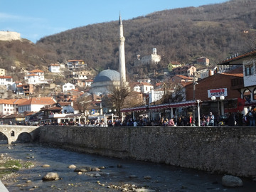 Prizren. Miasteczko odrobinę przypominające Sarajewo czy Mostar, skąpane w słońcu i wypełnione życiem.