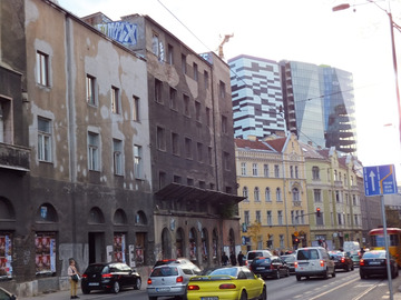 Stare, zabytkowe, nowe i, wydawać by się mogło, celowo nie odremontowane po zniszczeniach wojennych budynki. Wszystko to w jednym miejscu, przy jednej z głównych ulic Sarajewa.