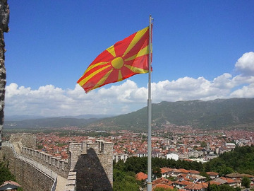 Jak już wspomniałam, flaga państwowa zdobi wszystkie możliwe miejsca i budowle, co zupełnie mnie nie dziwi. Ta macedońska jest wyjątkowo przyjemna dla oka. Tu widok z twierdzy Samuela – pochodzącej z IV w p.n.e., obejmującej swymi murami prawie całe wzgór