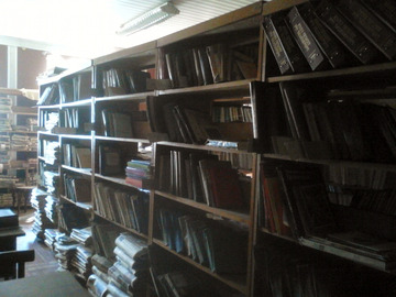 Z wizytą w największej bibliotece publicznej w Ozurgetii. Zdjęcie przedstawia archiwum, w którym od kilkudziesięciu lat przechowuje się pojedyncze egzemplarze gazet codziennych.