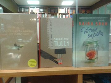 Ksiażka naszej rodzimej pisarki, Magdaleny Tulli, przetłumaczona na jezyk litewski w jednej z wileńskich księgarni.