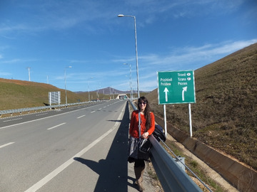 Autostop okazał się najtańszym (darmowym) i niezwykle przyjemnym środkiem transportu do Kosowa i po nim. Nikt nie żądał pieniędzy, na transport nie czekaliśmy dłużej niż 20 min, każdy usiłował pomóc w miarę swoich możliwości, nawet jeśli nie jechał bezpoś