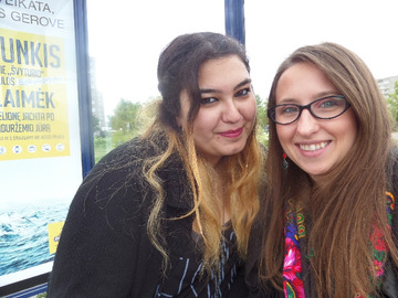 Ostatni dzień pracy z Anną, drugą wolontariuszką z Grecji. Zdjęcie wykonane na „naszym” przystanku Kaimelio. :)