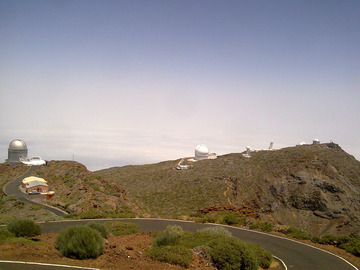 Wielkie Obserwatorium Astronomiczne na La Palmnie. Widok z najwyższego szczytu wyspy (Roque De Los Muchachos). Obserwatorium istnieje w tym miejscu ponieważ Roque De Los Muchachos przez większość dni w roku znajduje się ponad chmurami a cały obszar wokół