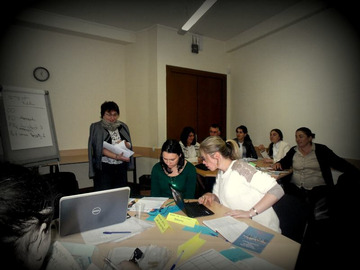 Trening w Tbilisi – razem z naszą koordynatorką uczestniczyłyśmy w dwudniowym szkoleniu, którego celem było przygotowanie krótkiego wniosku o pozyskanie środków finansowych dla poszczególnych projektów. Zdjęcie przedstawia zajęcia w ośrodku szkoleniowym w