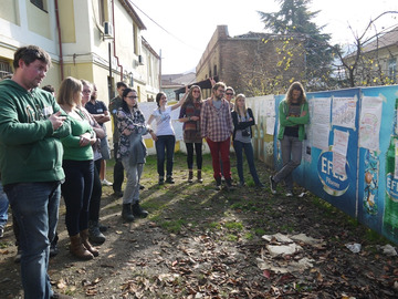 Jeden z treningów. Każdy z wolontariuszy prezentował swój projekt oraz dotychczasowe osiągnięcia. Wymiana doświadczeń i chwila refleksji nad ideą wolontariatu. On-arrival Training w Signagi 13–17 listopada 2013.