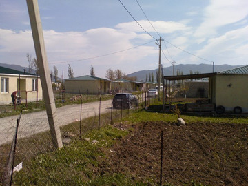 Jedno z osiedli dla uchodźców wewnętrznych niedaleko Gori, gdzie działa CHCA. Organizacja udziela wsparcia uciekinierom i osobom w trudnej sytuacji materialnej.
