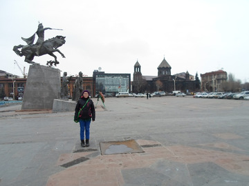 Magda na głównym placu miasta.