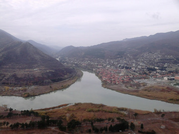 Widok z Klasztoru Jvari, miejsce gdzie krzyżują się dwie rzeki: Kura i Aragvi.