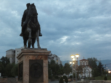 Pomniki, pomniki, pomniki. Choć dla niektórych macedońska estetyka może być tematem dość dyskusyjnym, plany gospodarowania przestrzenią publiczną są tutaj na pierwszym miejscu. I cóż by to był za park, skwerek, ogródek bez konkretnego pomnika?