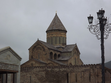Katedra Sveticxoveli (Drzewo Życia)w Mcxecie, pierwszej stolicy Gruzji. Wielokrotnie odnawiana, jedna z najstarszych gruzińskich katedr. Od 1994 roku znajduje się na liście światowego dziedzictwa UNESCO.