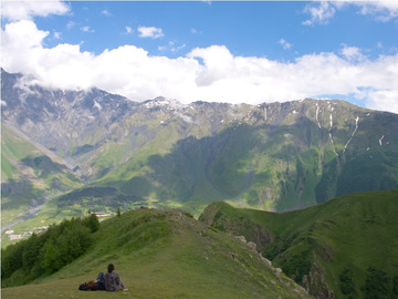 Widok na góry z klasztoru Cminda Sameba (Świętej Trójcy) w Kazbegi niedaleko granicy z Rosją.