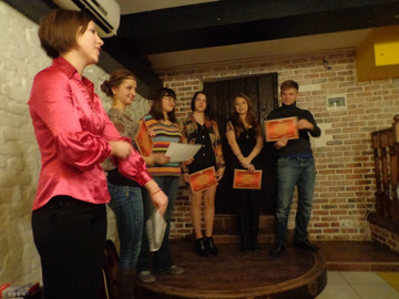 Organizatorka spotkania w klubie poetyckim wraz z osobami występującymi, którym wręczono dyplomy.
