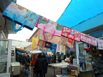 Na  bazarze w Gyumri obok owoców i słodyczy bardzo popularnym produktem są...reklamówki. Tu do wyboru do koloru.