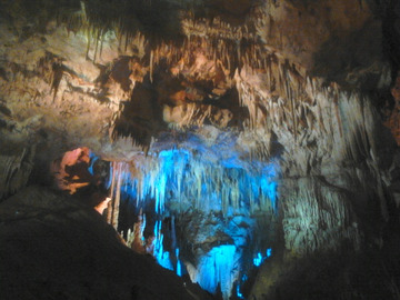 Wycieczka do Ckaltubo. Jest to miasteczko położone13 km od Kutaisi. Od trzech lat szczególnie często odwiedzane przez turystów ze względu na otwarcie niedaleko jaskini Prometeusza.